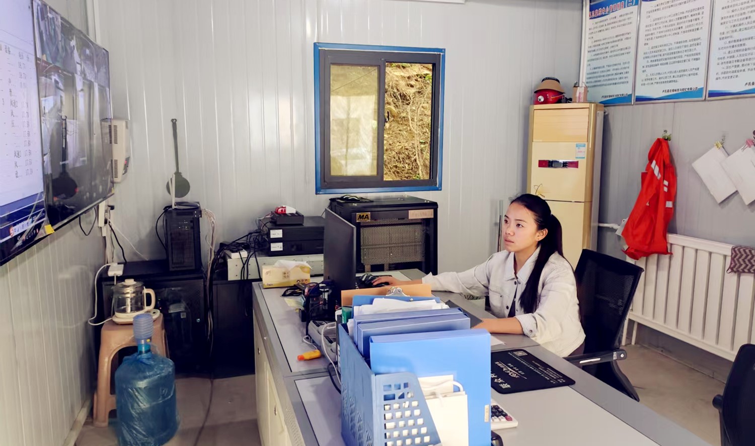 堅守安全防線，綻放巾幗風(fēng)采｜記西溝鐵礦安全監(jiān)控員黃春玲