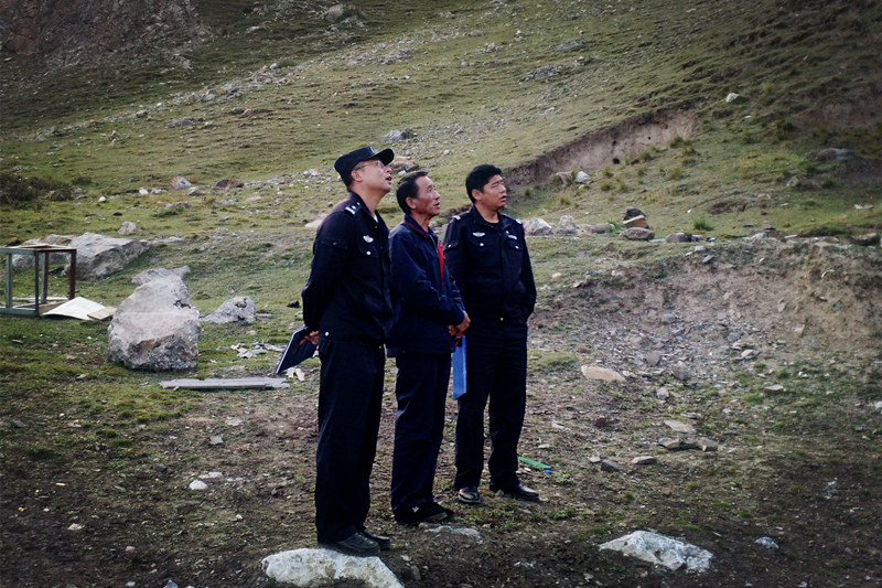 興?？h公安局治安大隊到銅鑫公司例行安全專項檢查